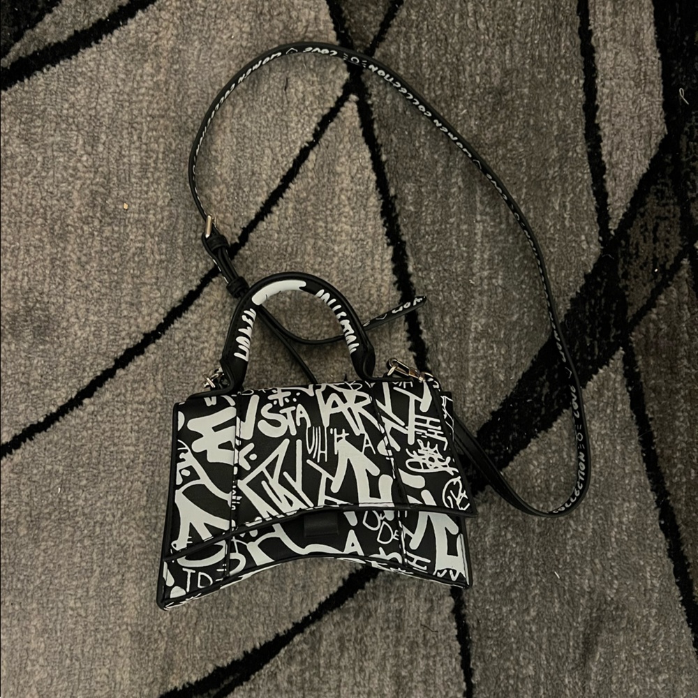 Akira Crossbody